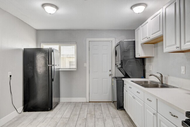 Building Photo - Duplex located in a Central Area of Las Vegas