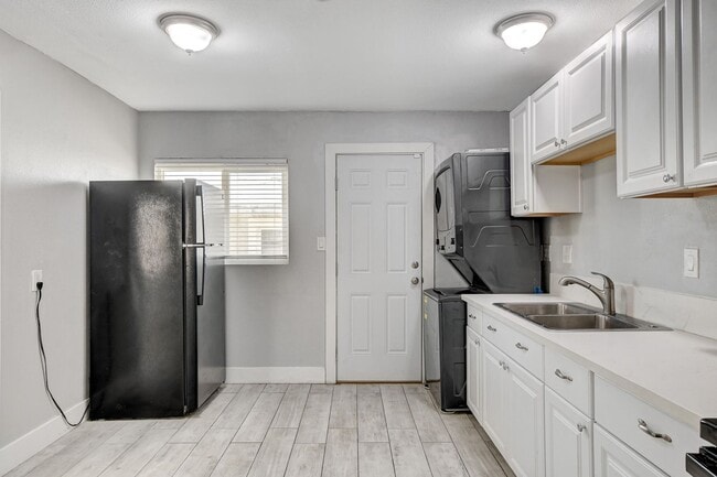 Building Photo - MOVE IN SPECIAL!! APPLY BY 10/1, $150 OFF ...