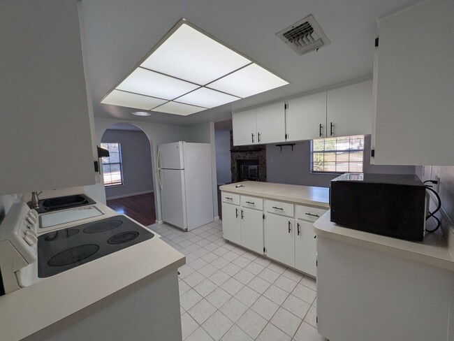 Building Photo - Wonderful 3/2/2 Corner Lot Near Golf Course In Citrus Springs