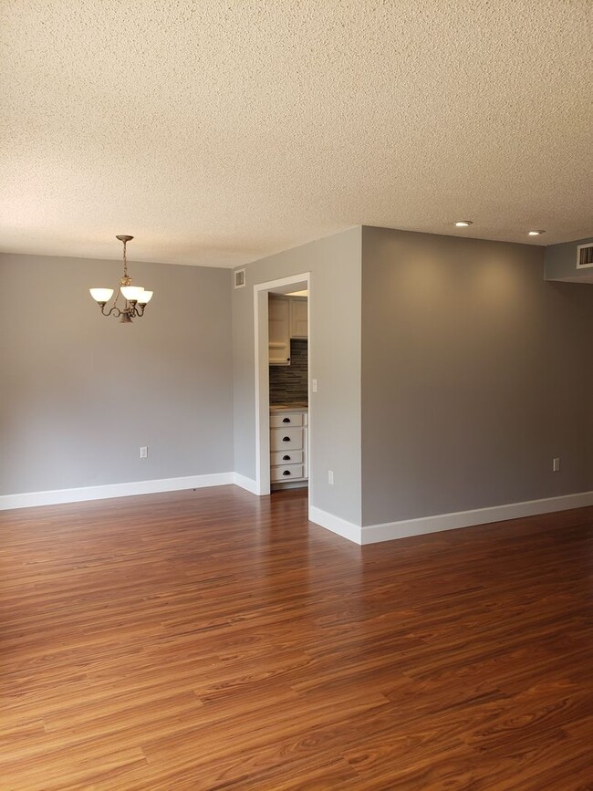 Building Photo - Completely upgraded 2 bedroom/2.5 bathroom...