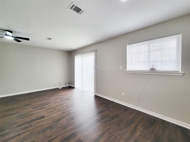 Building Photo - 6439 Oaknut Dr