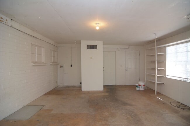Building Photo - Charming 3 Bedroom 2 Bath House Plus Bonus...