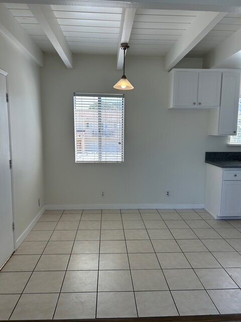 Building Photo - Renovated Upstairs 1-Bedroom with Private ...