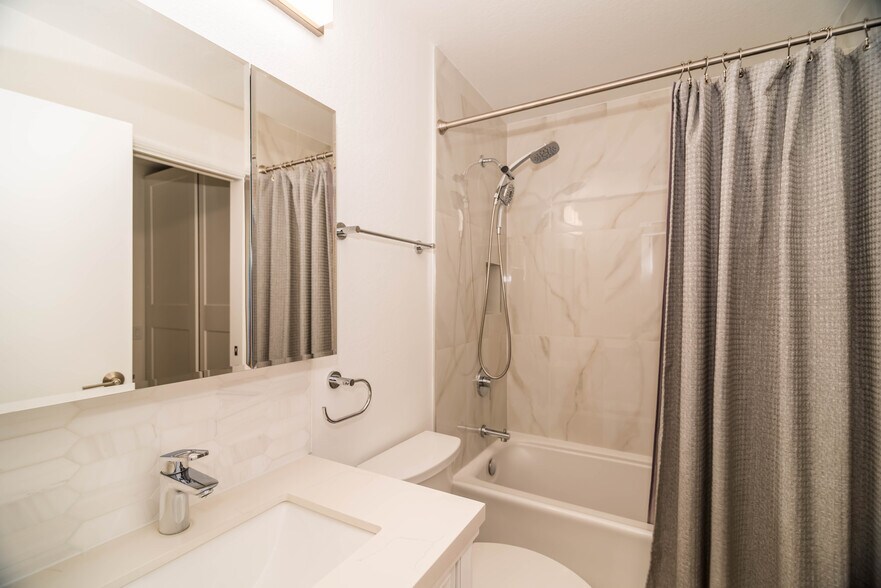 Building Photo - 2601 S Broadmoor Dr