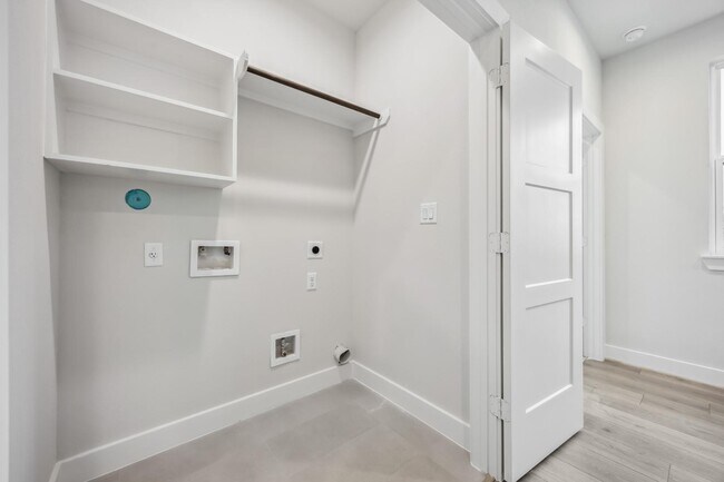 Building Photo - 303 Charlock St