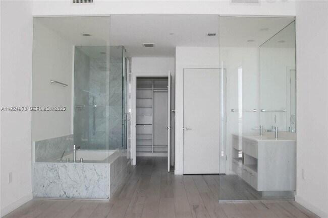 Building Photo - 480 NE 31st St