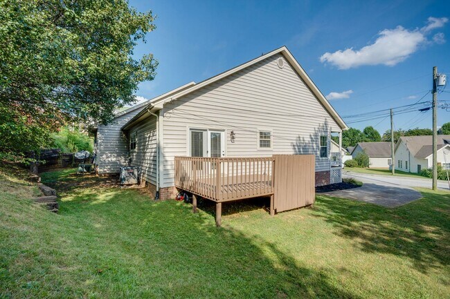Building Photo - 263 Main Street Village Dr