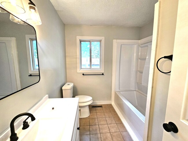 Building Photo - Newly Remodeled 2 Bedroom, 1 Bath — Pet Fr...