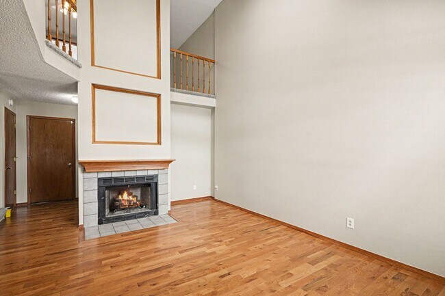 Building Photo - Beautiful Littleton Townhome | 2 Bed + 3 Bath | Nearly 2,000 Sq Ft | Prime Location