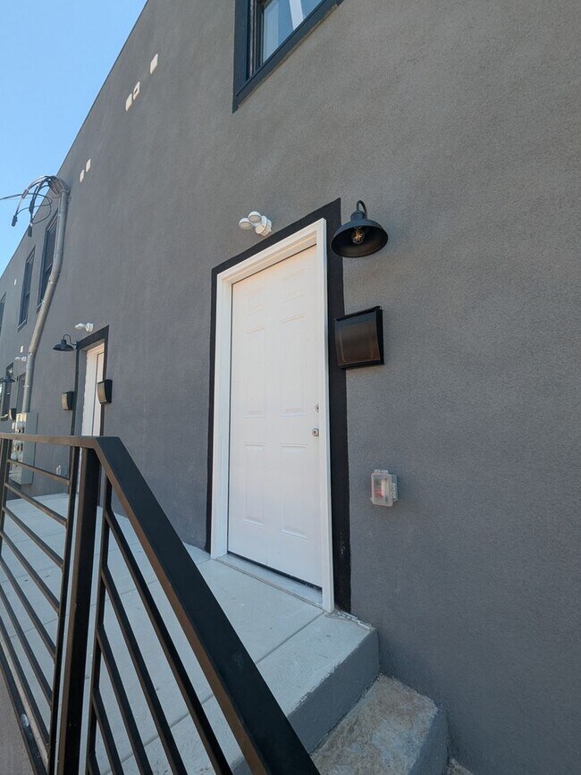 Building Photo - 4995 W Thompson St