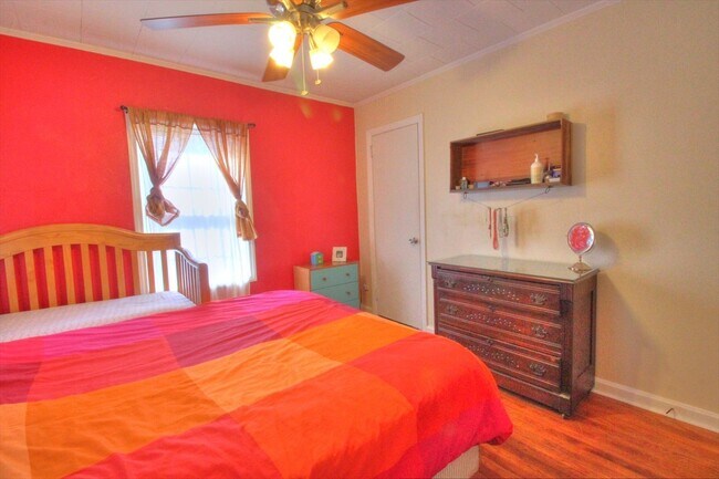 Building Photo - Charming Two Bedroom Home – Walk to Downtown Carrboro + Chapel Hill!