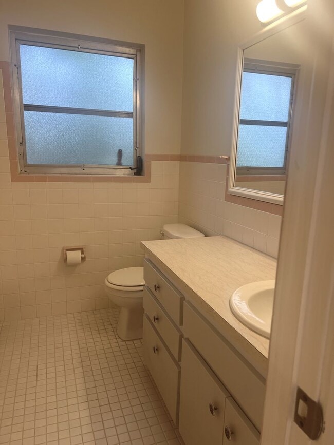 Building Photo - 2BR+Bonus Room/2 bathroom SFH on Venice Is...