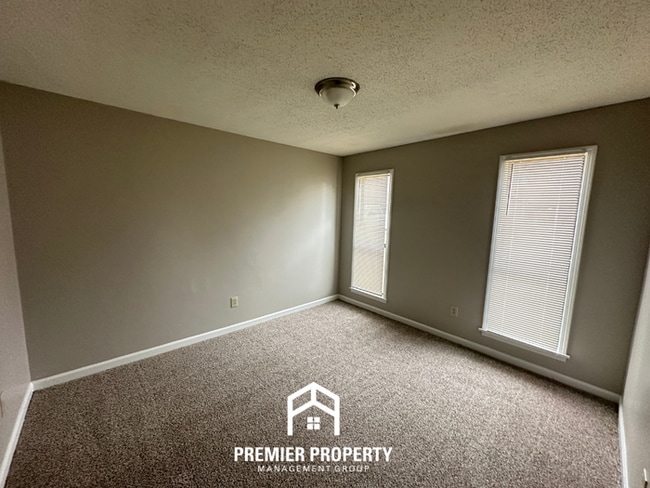 Building Photo - Spacious 3BR/2BA Memphis Home w/ Vaulted Ceilings, Fireplace & 2-Car Garage