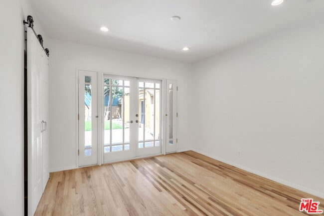 Building Photo - 1105 S Alfred St