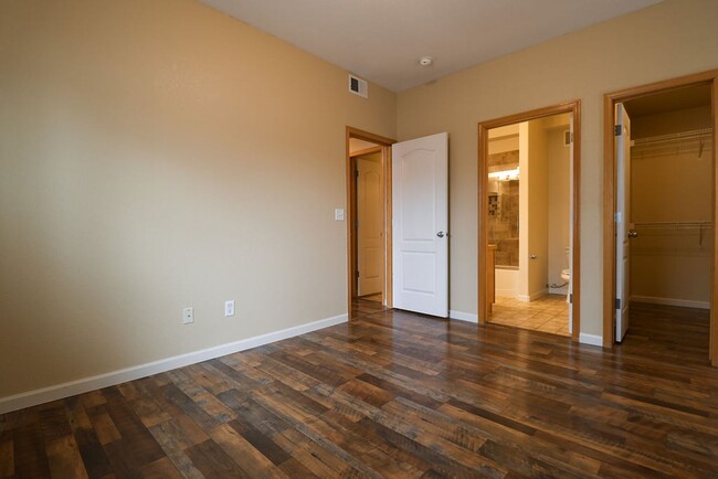 Building Photo - Updated 2 Bedroom Apartment in Windsor