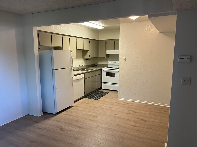 Building Photo - 13067 Lincoln Way