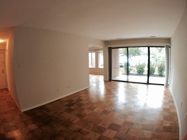 Building Photo - Large 2BR/1BA condo in gated community. Walking distance to Metro.