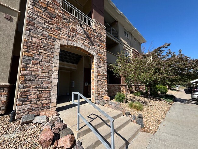 Building Photo - Large 3 bedroom condo with 2 bathrooms!