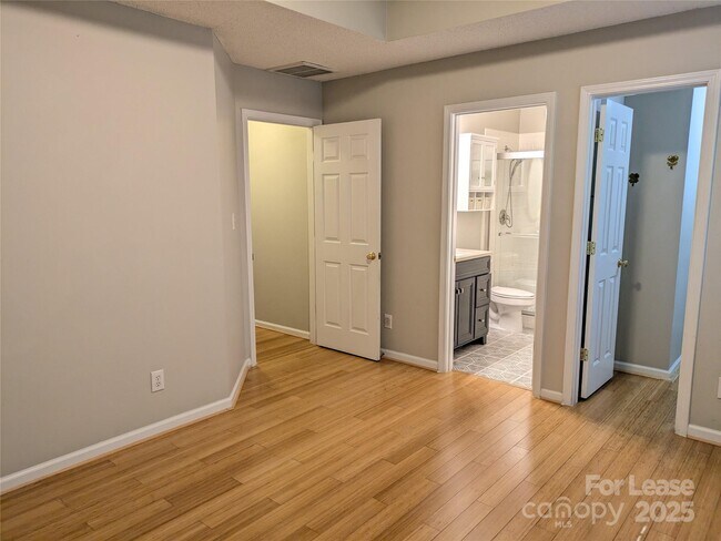 Building Photo - 152 Everett Park Dr