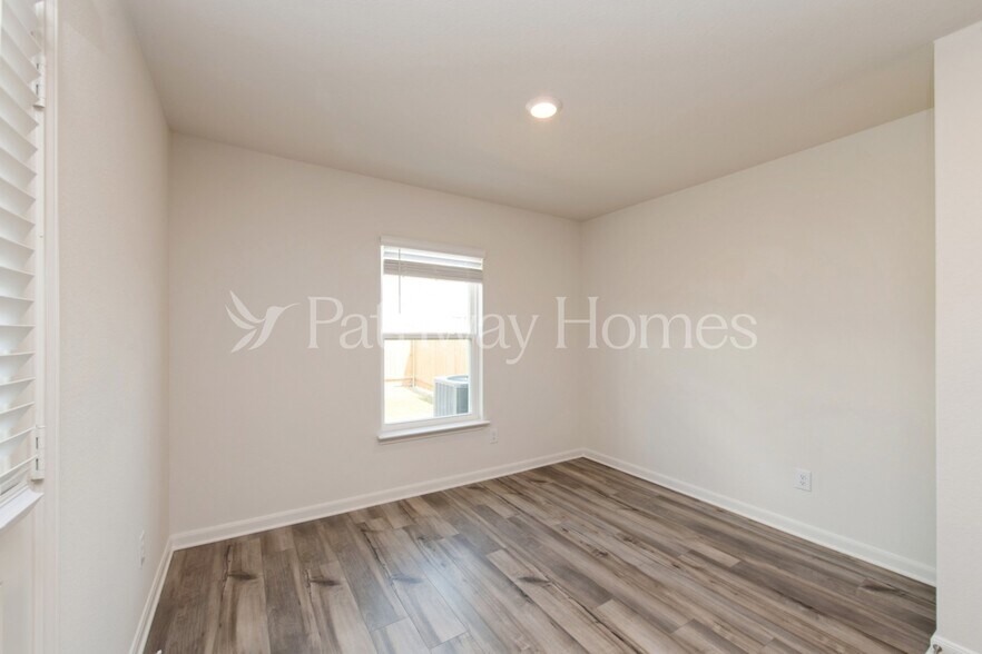 Building Photo - 905 Resting Elk St