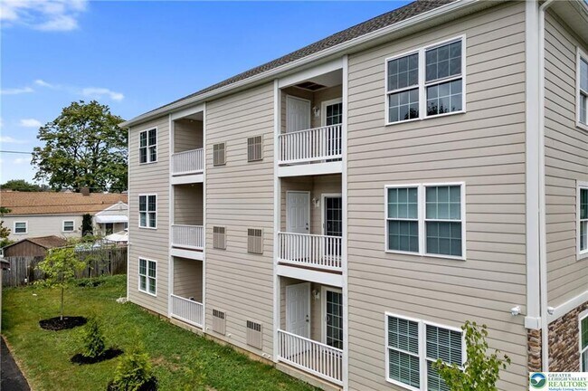 Building Photo - 2039 Clermont St