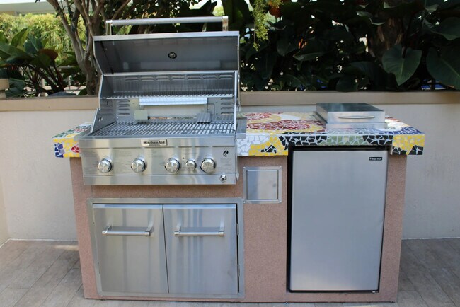 Building Photo - 601 NE 39th St