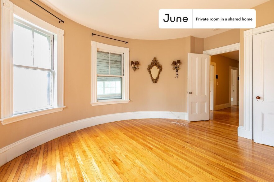 Building Photo - Private bedroom in 6 bed/2 bath Home