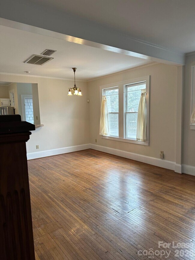 Building Photo - 407 W 9th St