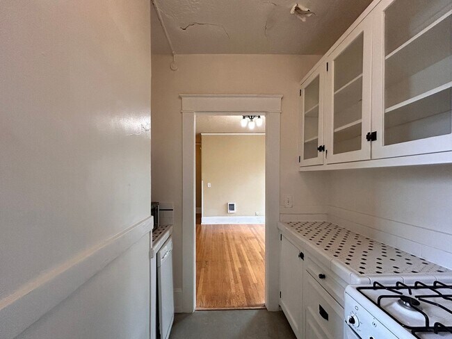 Building Photo - Vintage Charm - Top Floor NW Studio!