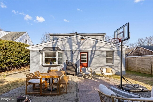 Building Photo - 10808 Hobson St