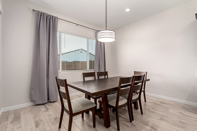 Building Photo - 941 Treasure Trl