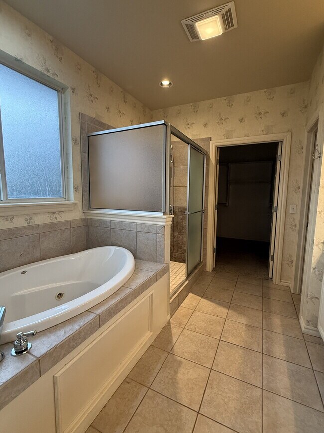 Building Photo - 4-bedroom property in a fantastic North Edmond