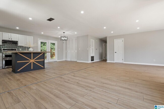 Building Photo - 852 Twin Lake Dr NE