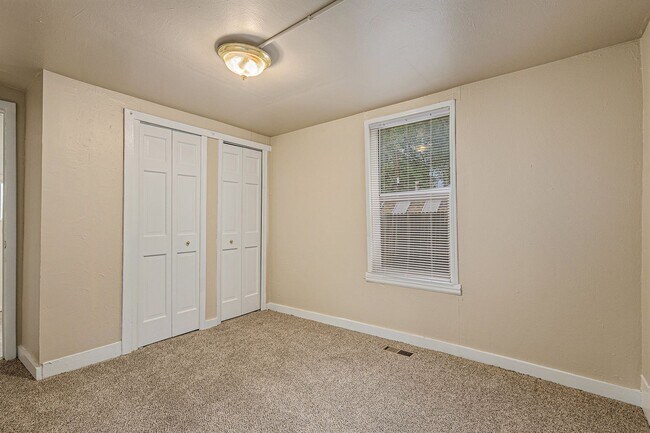 Building Photo - Single Family home, 2 Beds 1 Bath close to...
