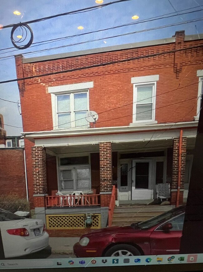 Building Photo - 4 bedroom town house 2 bathrooms