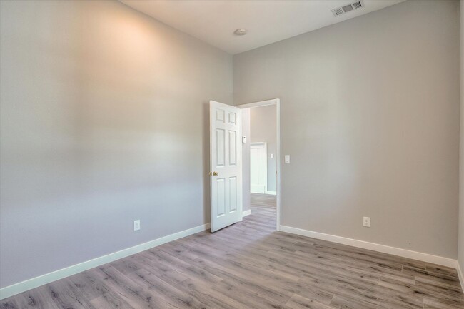 Building Photo - $1,500 MOVE IN SPECIAL!! 3 BED/2 BATH HOME UPPER UNIT AVAIABLE FOR RENT IN OAKLAND, CA!!!!