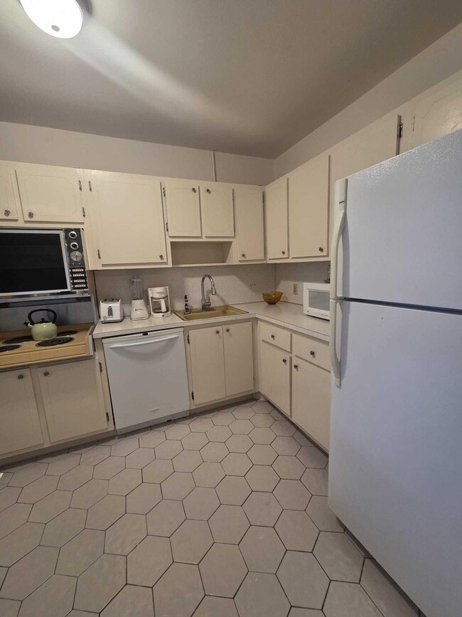 Building Photo - 3150 N Palm Aire Dr