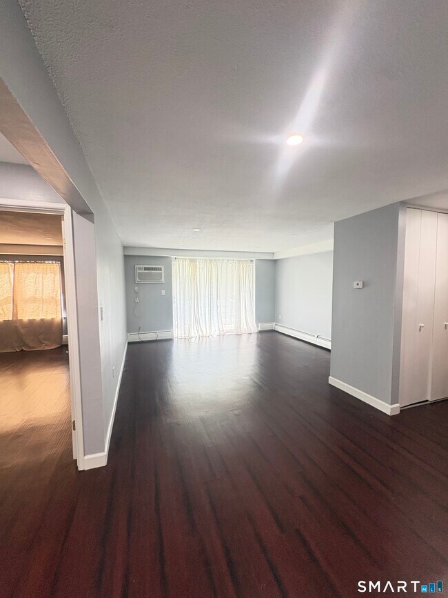 Building Photo - 106 Oakwood Ave