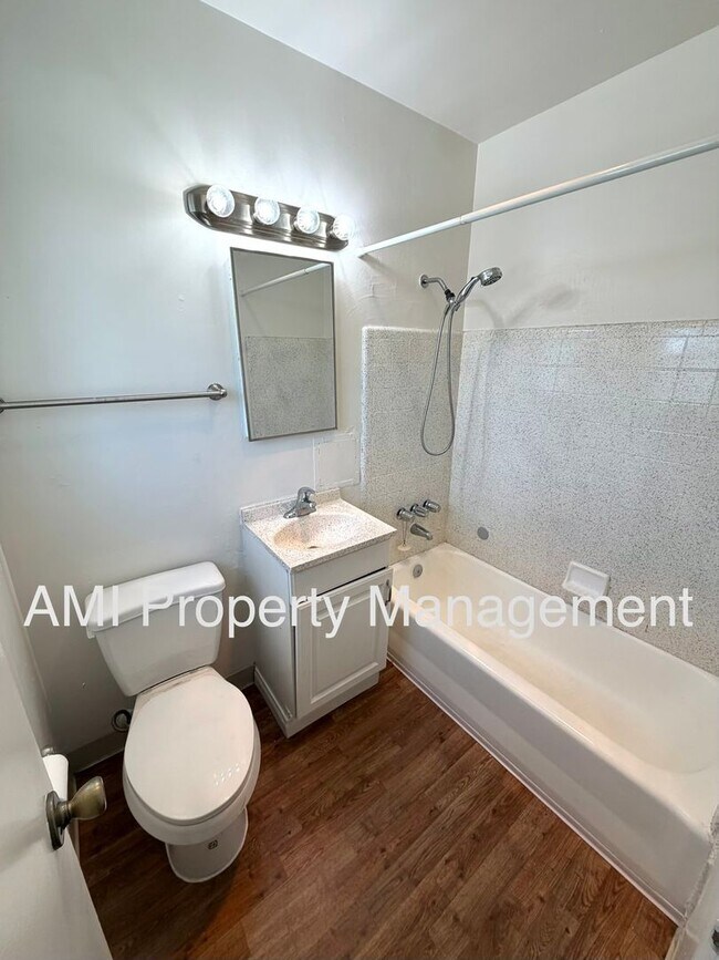 Building Photo - One Bedroom Close to Downtown!