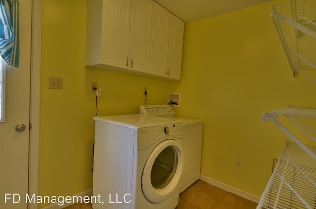 Building Photo - 4 br, 2.5 bath House - 92 Forrest Road