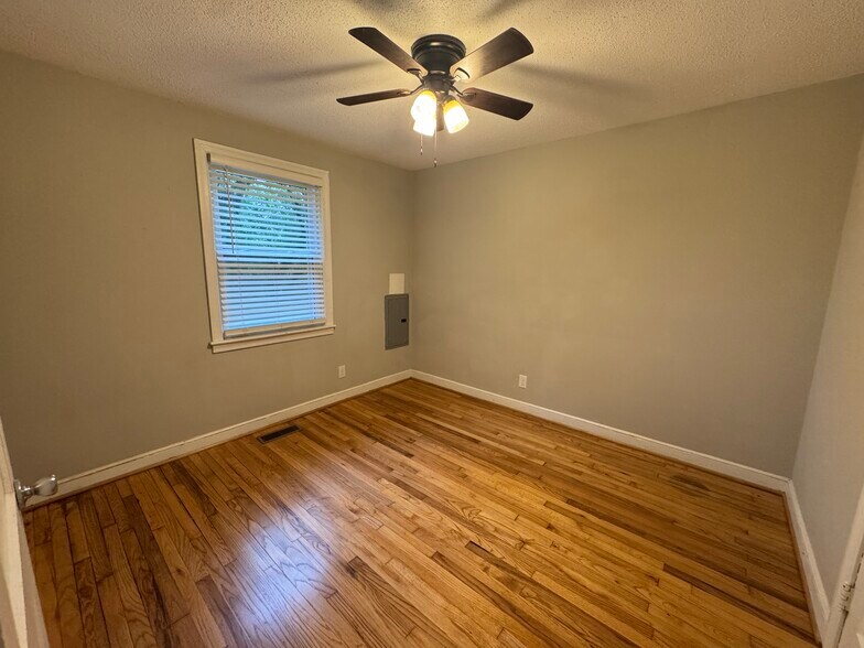 Building Photo - 28 Hollywood Ct