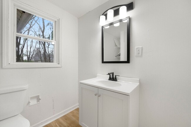 Building Photo - New Listing! 2 bed 1 bath **2ND MONTH RENT...