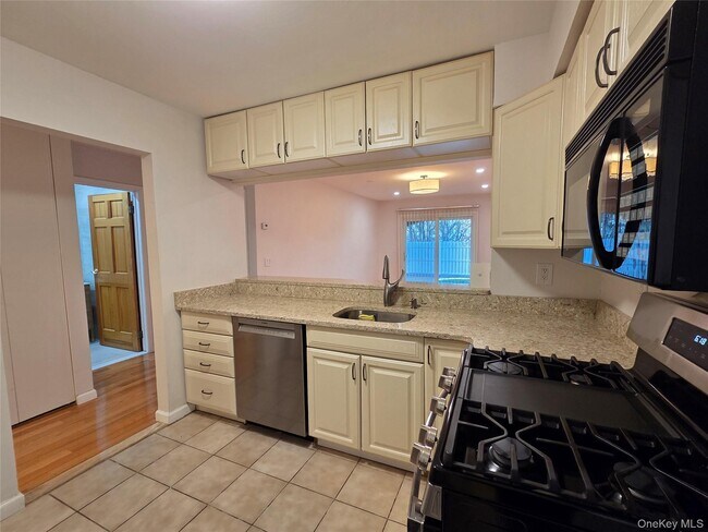 Building Photo - 207-25 Darren Dr