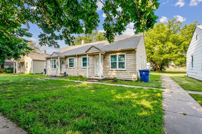 Building Photo - Super Affordable One Bedroom Duplex!