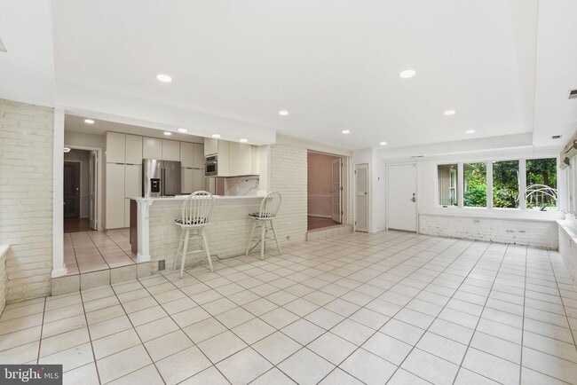 Building Photo - 2419 Claremont Dr