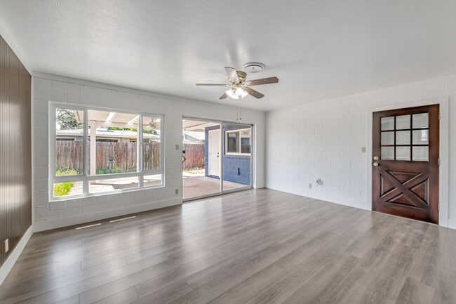 Building Photo - 5400 Valletta Way