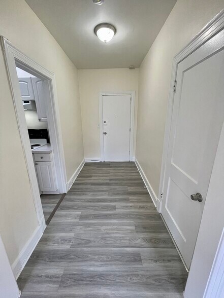 Foyer - 7347 Wisconsin Ave