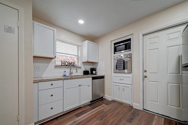 Building Photo - 3903 Hermitage Hollow Ln