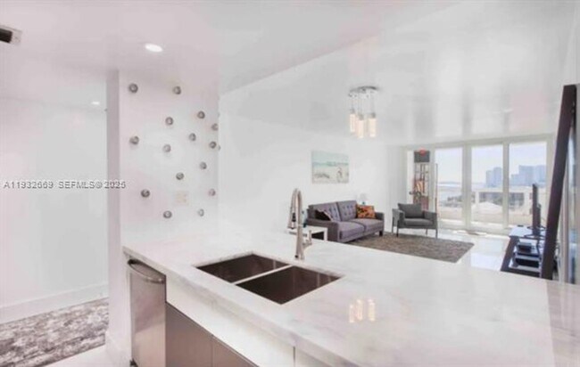 Building Photo - 1717 N Bayshore Dr