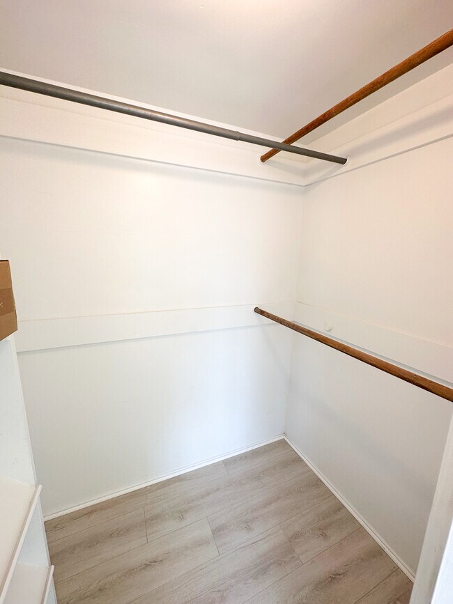 Building Photo - 233 6th St